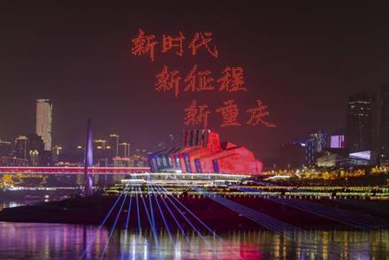 《无人机表演喜迎春》 组照1     作者：綦波